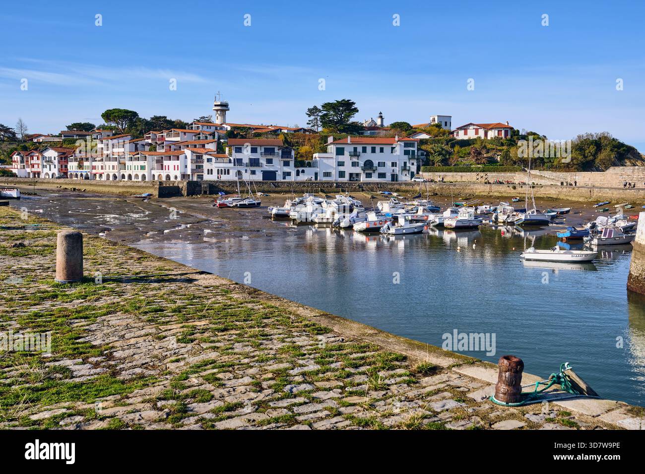St-Jean-de-Luz, France - 22 novembre 2025 : jetée avec des yachts échoués sur les vasières à marée basse à Saint-Jean-de-Luz, une ville côtière du pays Basque Sou Banque D'Images