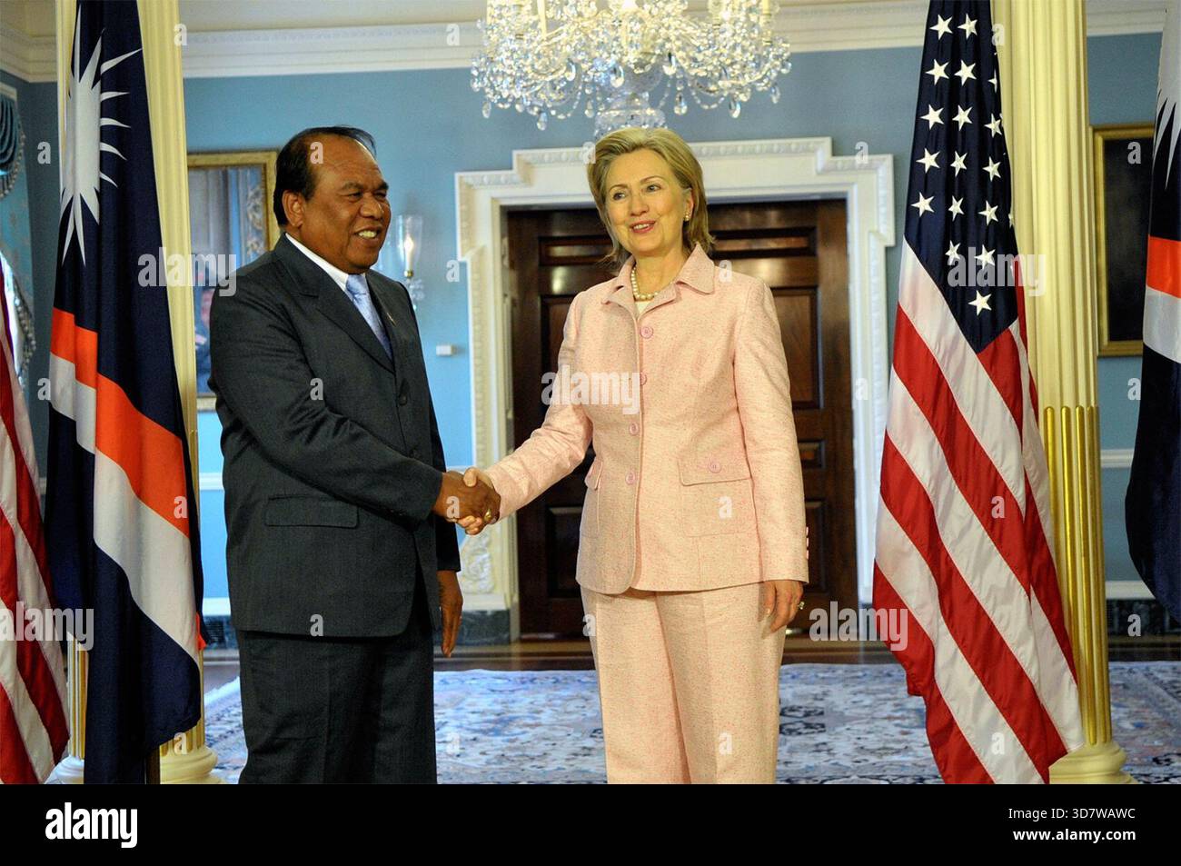 La secrétaire d'État américaine Hillary Rodham Clinton tient une rencontre bilatérale avec son Excellence Iroij Jurelang Zedkaia, président de la République des Îles Marshall, dans la salle des traités du Département d'État américain, Washington, D.C. le 14 mai 2010 Banque D'Images