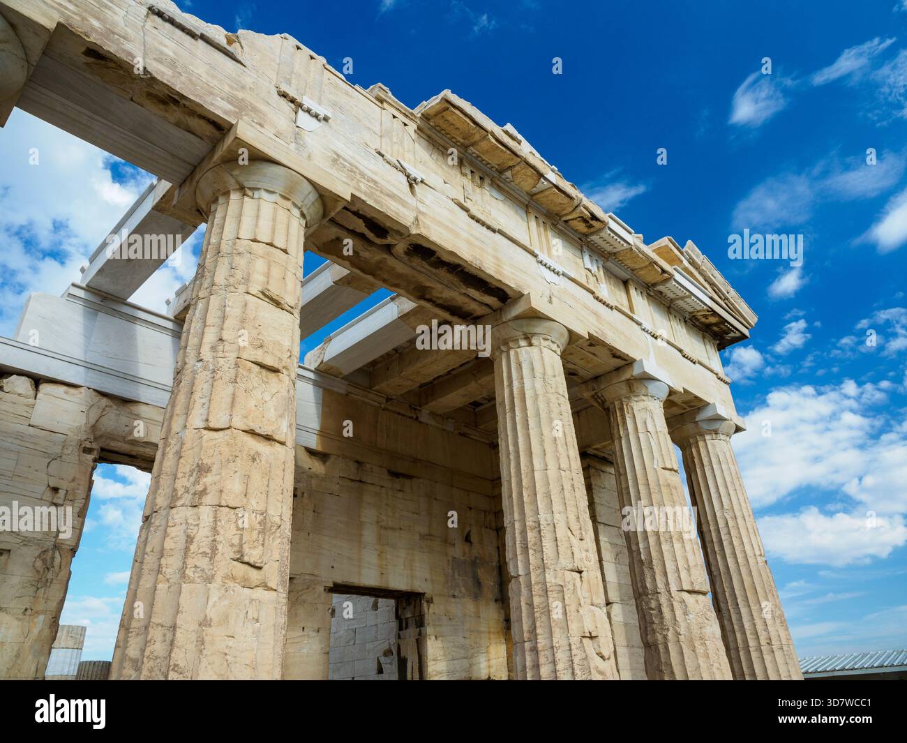 Vue en bas angle de Propylaea ou de la Grande entrée de l'Acropole Banque D'Images