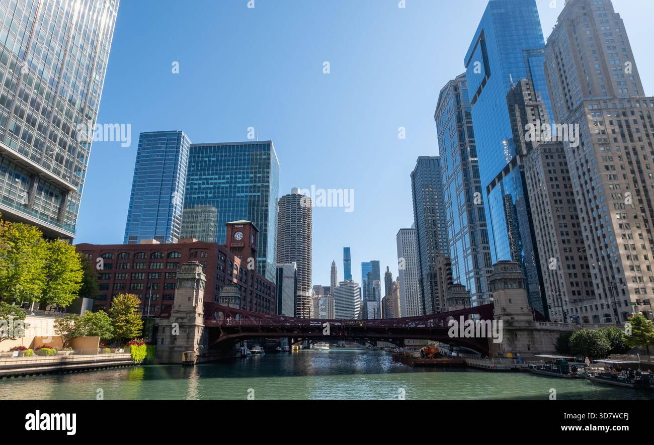 Le fleuve Chicago et les gratte-ciel du quartier des affaires Banque D'Images