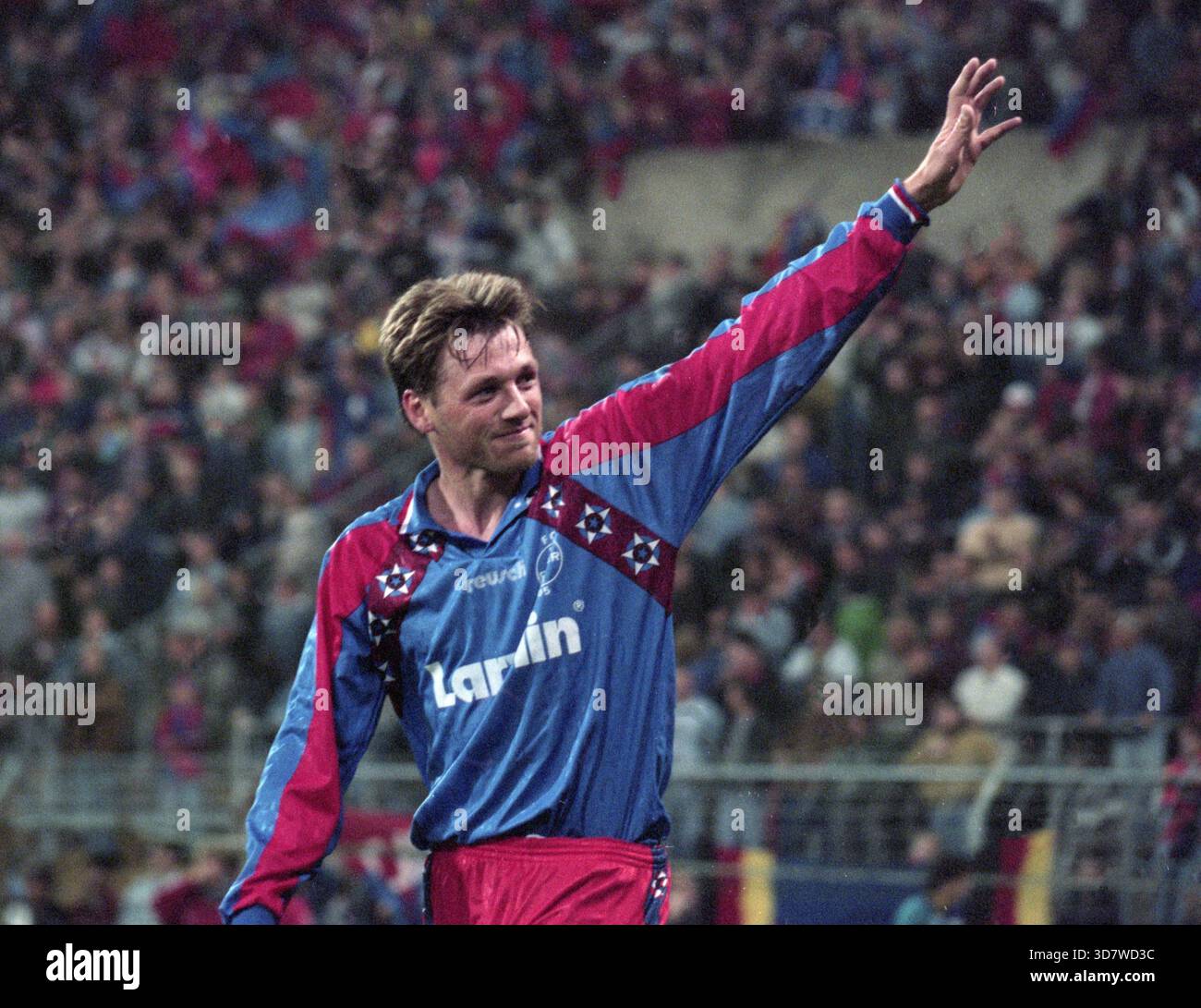 firo : 12.05.1995 Football : Football : Archive photos, Archive photo, Archive images Bundesliga [Bundesliga] 1st Division 1994/1995, 94/95 30th Matchday KFC Bayer Uerdingen - Dynamo Dresde 3 :1 Stephan Paßlack Celebration Uerdingen (c) WORLDRIGHTS ! ! ! Banque D'Images