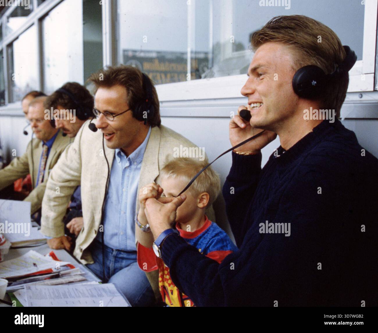 firo : 07.05.1995 Football : soccer : Archives photos, archive photo, archive images Bundesliga [Bundesliga] 1ère division 1994/1995, 94/95 29e journée SV Werder Brême - Borussia Dortmund Borussia Dortmund 3 :1 presse tribune Reinhold Beckmann avec Thomas He Banque D'Images