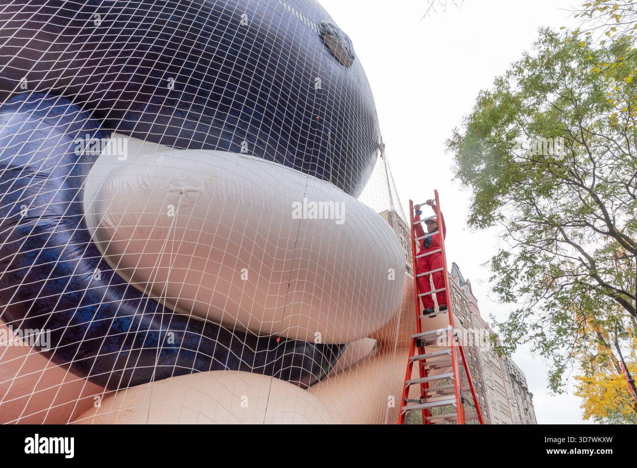 New York, New York, États-Unis. 26 novembre 2025. Ambiance pendant les ballons géants gonflés pour la parade du 99e jour de Thanksgiving de Macy sur la 77e rue à New York le 26 novembre 2025 (crédit image : © Lev Radin/Pacific Press via ZUMA Press Wire) USAGE ÉDITORIAL SEULEMENT ! Non destiné à UN USAGE commercial ! Banque D'Images