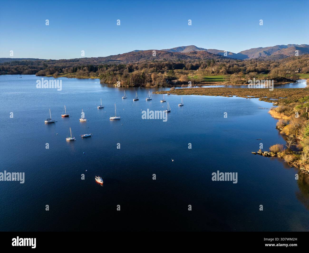 Ambleside, Cumbria, Royaume-Uni, 25 novembre 2025. Vue aérienne du lac Windermere et des environs prise depuis Ambleside par un beau matin d'hiver. CR Banque D'Images