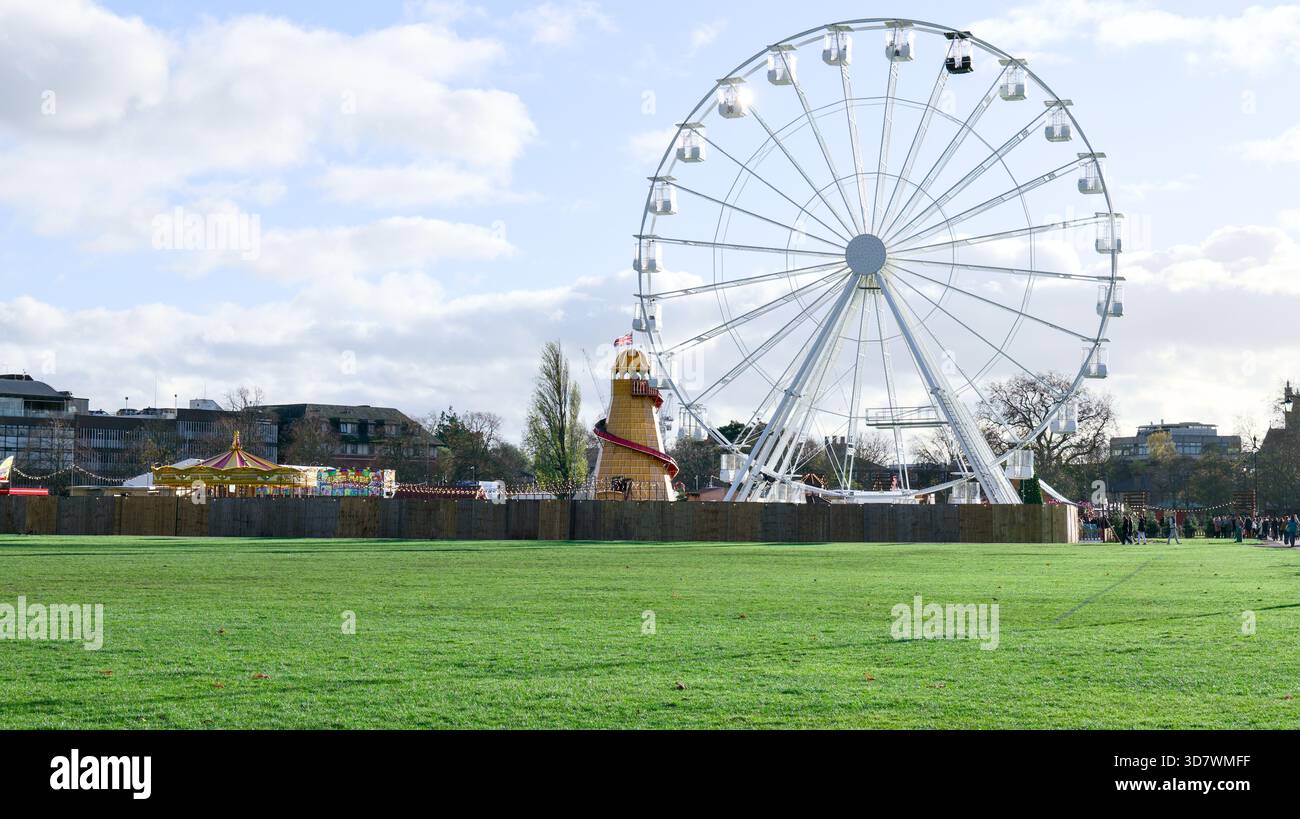 Grande grande roue, ou grande roue, installée dans un parc verdoyant pour un marché de Noël Banque D'Images