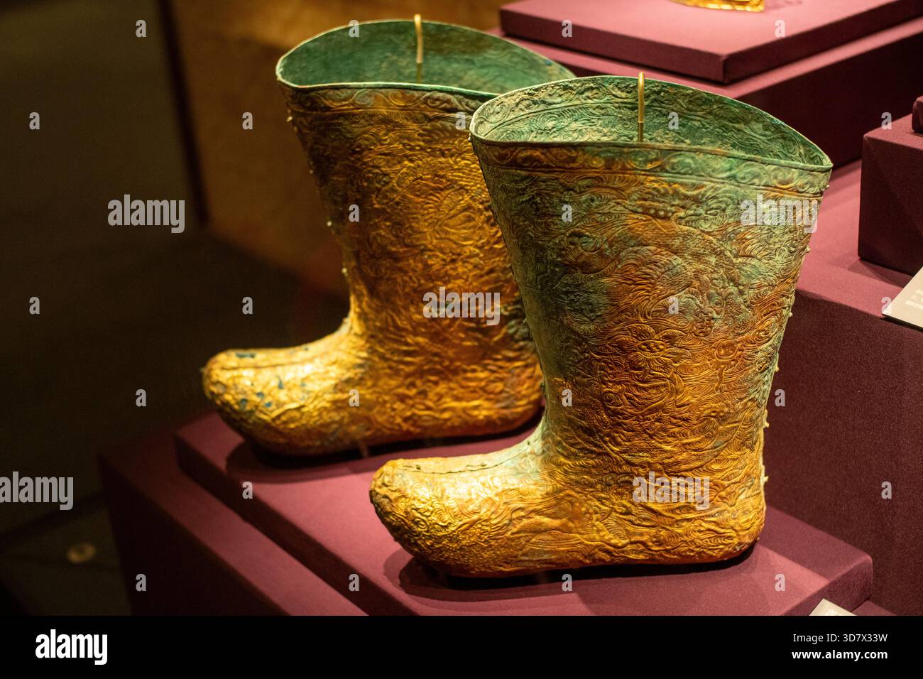 Bottes avec des makaras chassant des perles sur un sol de lotus. Les bottes ont été spécialement conçues pour les funérailles de la dynastie Liao (907-1125) Hong Kong Palace Museum. Banque D'Images