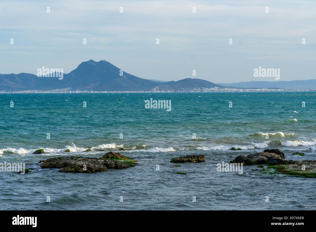 Tunisie rive méditerranéenne près du cap bon avec le mont Boukornine et les villes côtières de l'autre côté de la baie dans le nord-est de la Tunisie. Banque D'Images