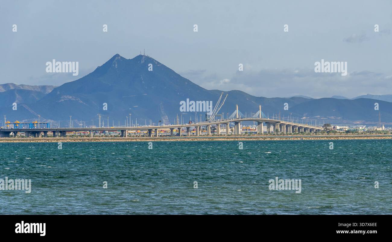 Tunisie rive méditerranéenne près du cap bon avec le mont Boukornine et les villes côtières de l'autre côté de la baie dans le nord-est de la Tunisie. Banque D'Images