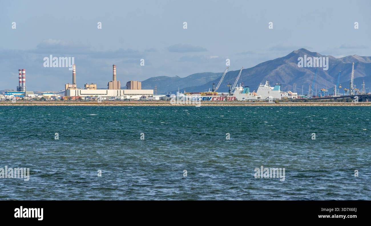 Port industriel et centrale électrique sur le golfe de Tunis, avec des ferries de fret, des grues et les montagnes du Cap bon à travers la baie dans le nord-est de la Tunisie. Banque D'Images
