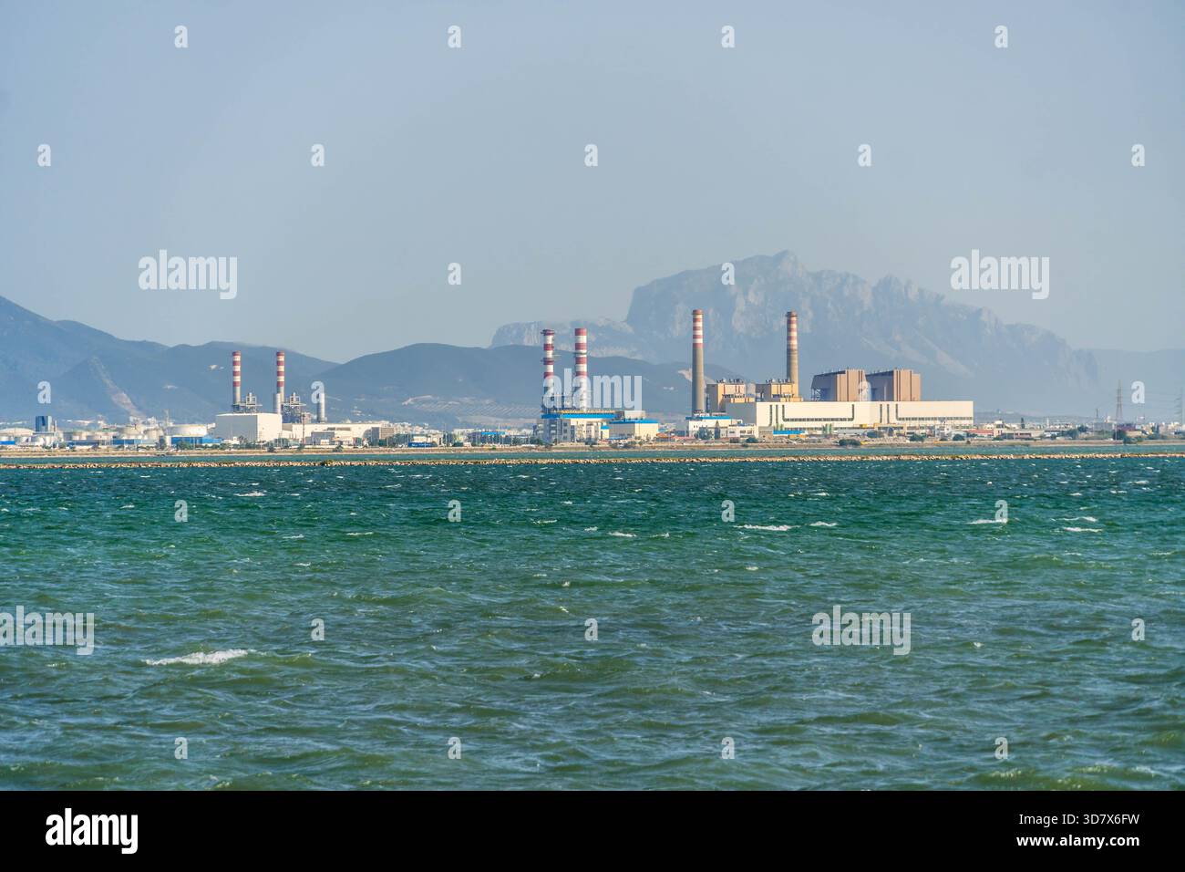 Centrale électrique et zone industrielle le long du golfe de Tunis, avec les montagnes du Cap bon et les eaux bleues de la Méditerranée dans le nord-est de la Tunisie. Banque D'Images