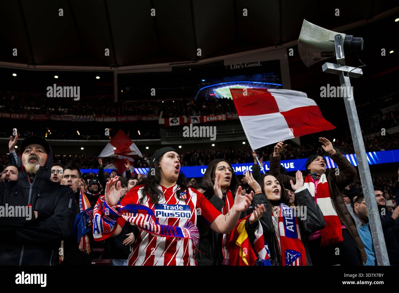 Les fans du Club Atletico de Madrid montrent leur soutien avant le match de football de la phase de ligue de l'UEFA Champions League 2025/26 entre le Club Atletico de Madrid et le FC Internazionale. Banque D'Images
