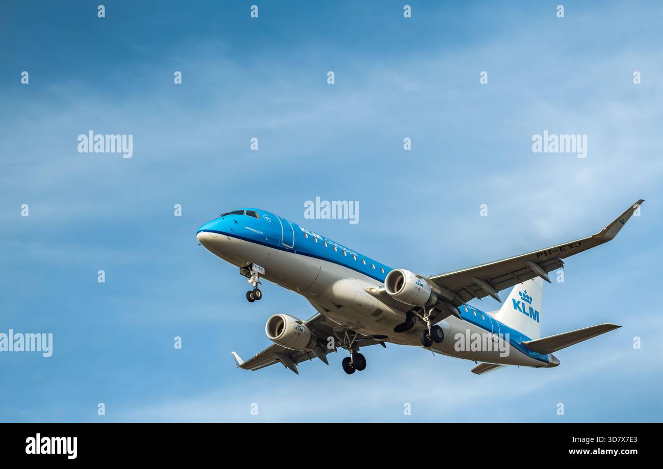 Cracovie, Pologne - 19 mars 2019 : vue rapprochée d'un avion KLM Cityhopper Embraer E175 immatriculé pH-EXJ sur le tablier, livrée bleue et blanche Banque D'Images