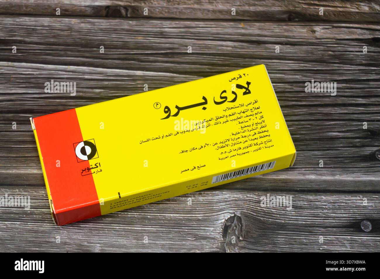 Le Caire, Égypte, 19 novembre 2025 : Larypro, pastilles médicamenteuses (troches) utilisées pour le traitement des maux de gorge, de la bouche et des infections pharyngées, Dequ Banque D'Images