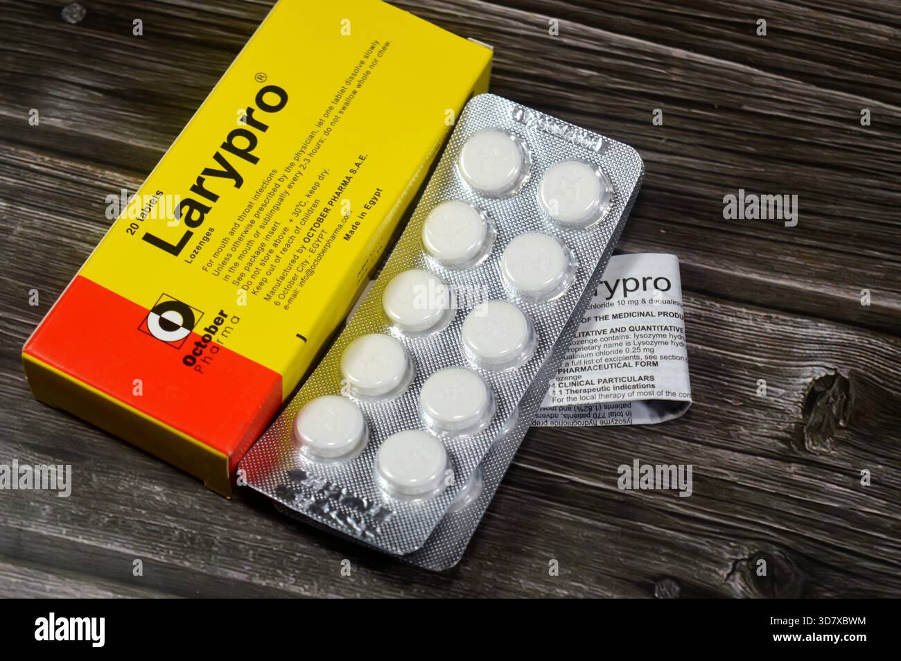 Le Caire, Égypte, 19 novembre 2025 : Larypro, pastilles médicamenteuses (troches) utilisées pour le traitement des maux de gorge, de la bouche et des infections pharyngées, Dequ Banque D'Images