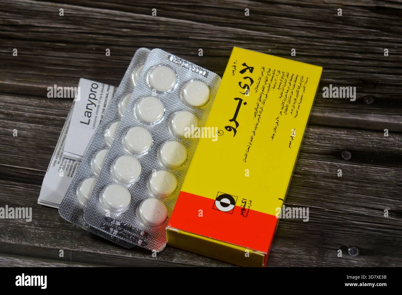 Le Caire, Égypte, 19 novembre 2025 : Larypro, pastilles médicamenteuses (troches) utilisées pour le traitement des maux de gorge, de la bouche et des infections pharyngées, Dequ Banque D'Images