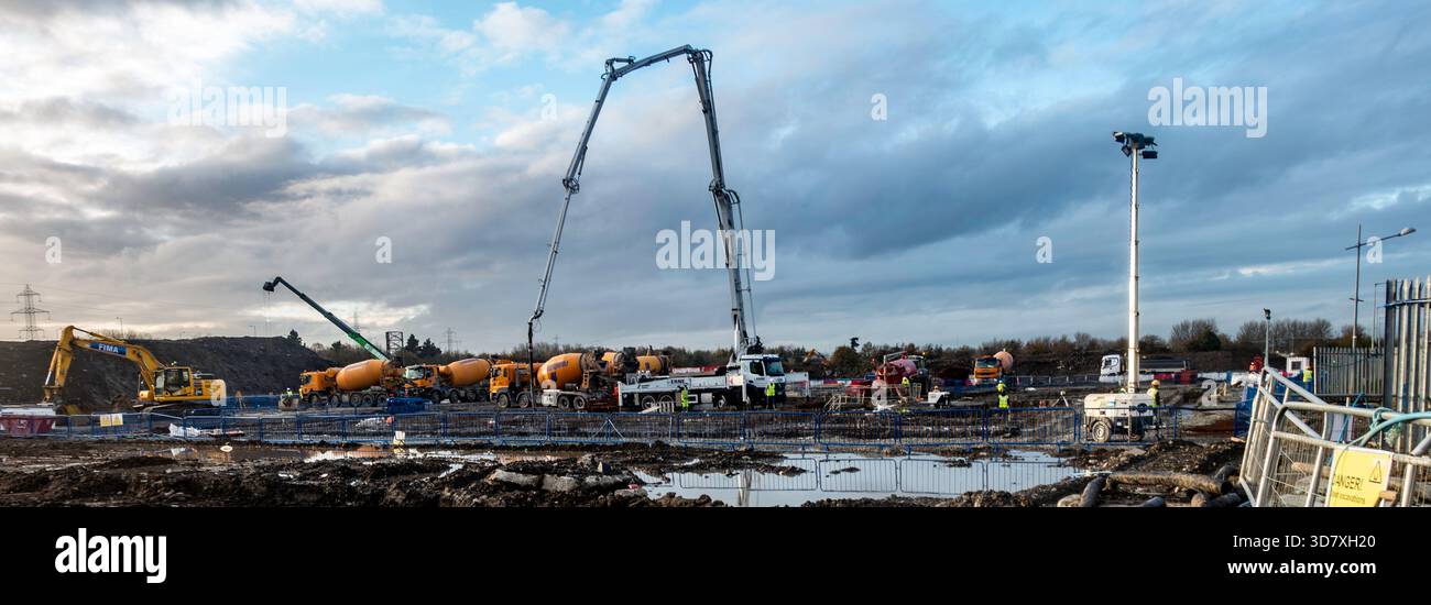 Principaux travaux de construction dans la région Park West / Cherry Orchard de Dublin, avec des camions de pompe à béton, des mélangeurs et de la machinerie lourde fonctionnant sur un grand Banque D'Images