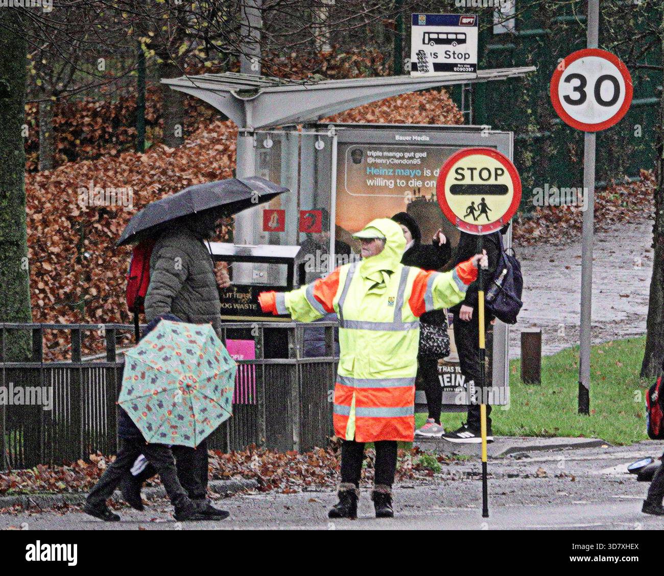 Glasgow, Écosse, Royaume-Uni. 27 novembre 2025. Météo Royaume-Uni : humide et venteux dans la ville avec une visibilité limitée. Crédit Gerard Ferry/Alamy Live News Banque D'Images