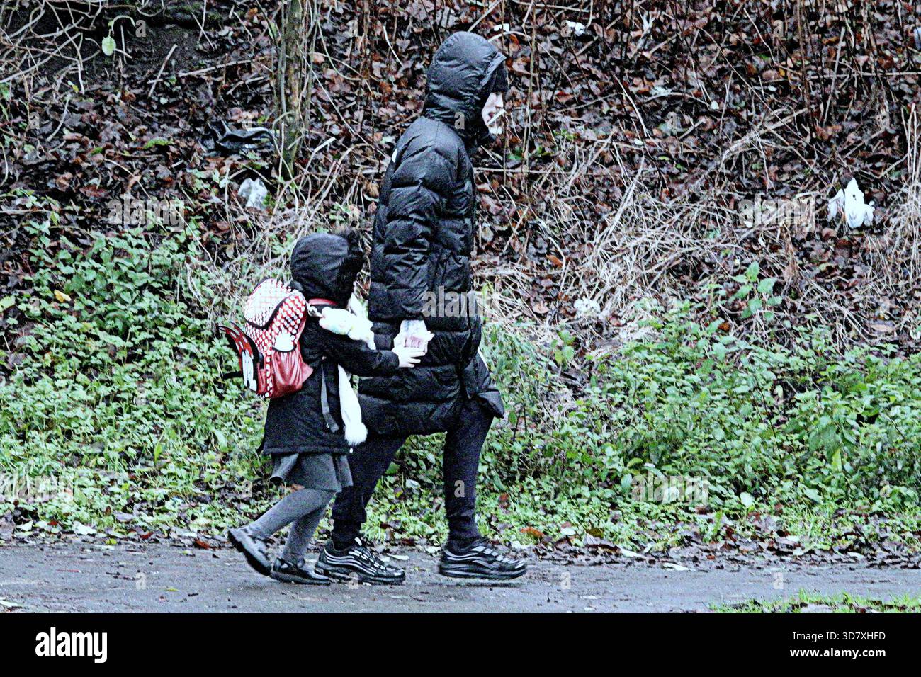 Glasgow, Écosse, Royaume-Uni. 27 novembre 2025. Météo Royaume-Uni : humide et venteux dans la ville avec une visibilité limitée. Crédit Gerard Ferry/Alamy Live News Banque D'Images