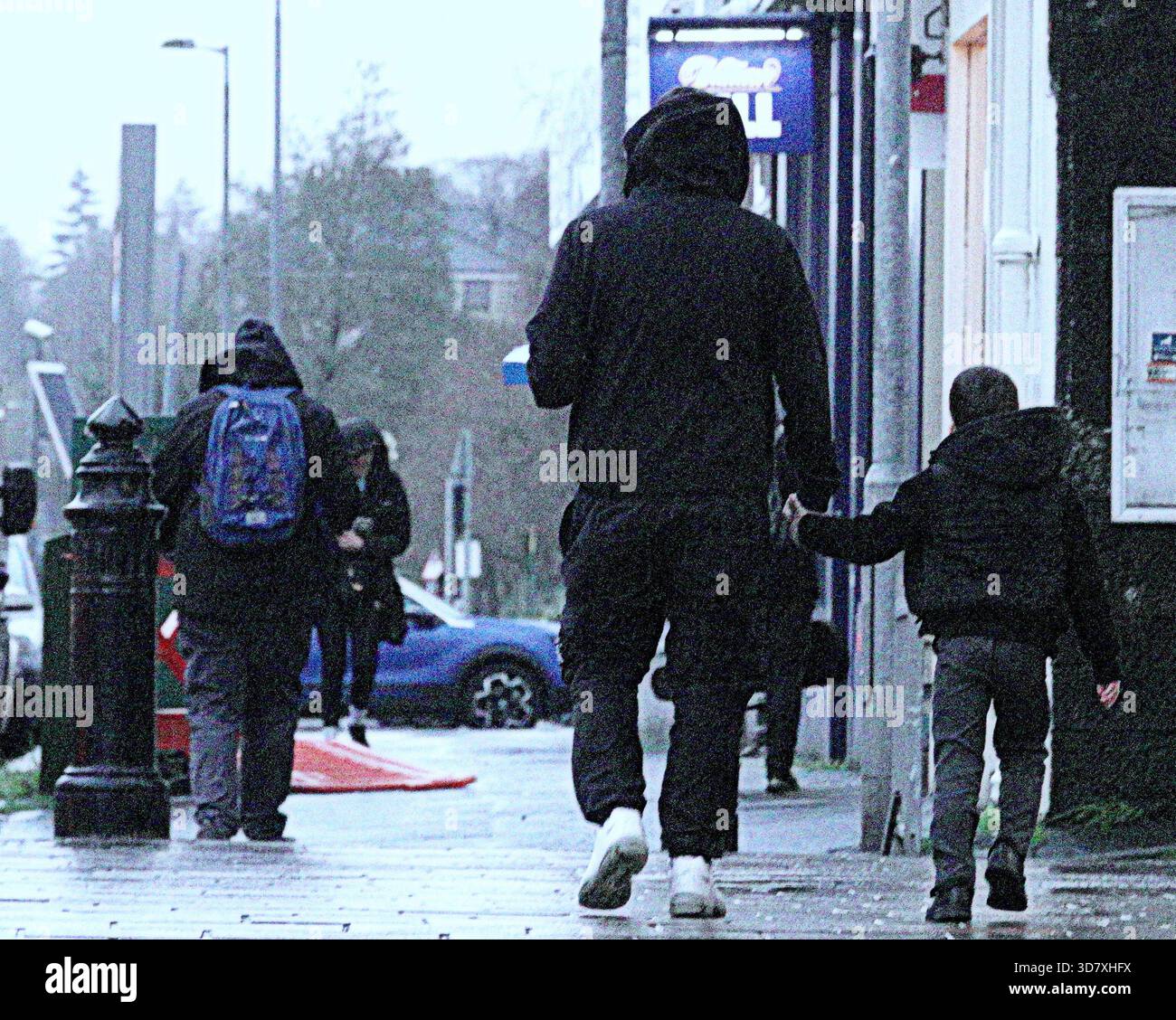 Glasgow, Écosse, Royaume-Uni. 27 novembre 2025. Météo Royaume-Uni : humide et venteux dans la ville avec une visibilité limitée. Crédit Gerard Ferry/Alamy Live News Banque D'Images