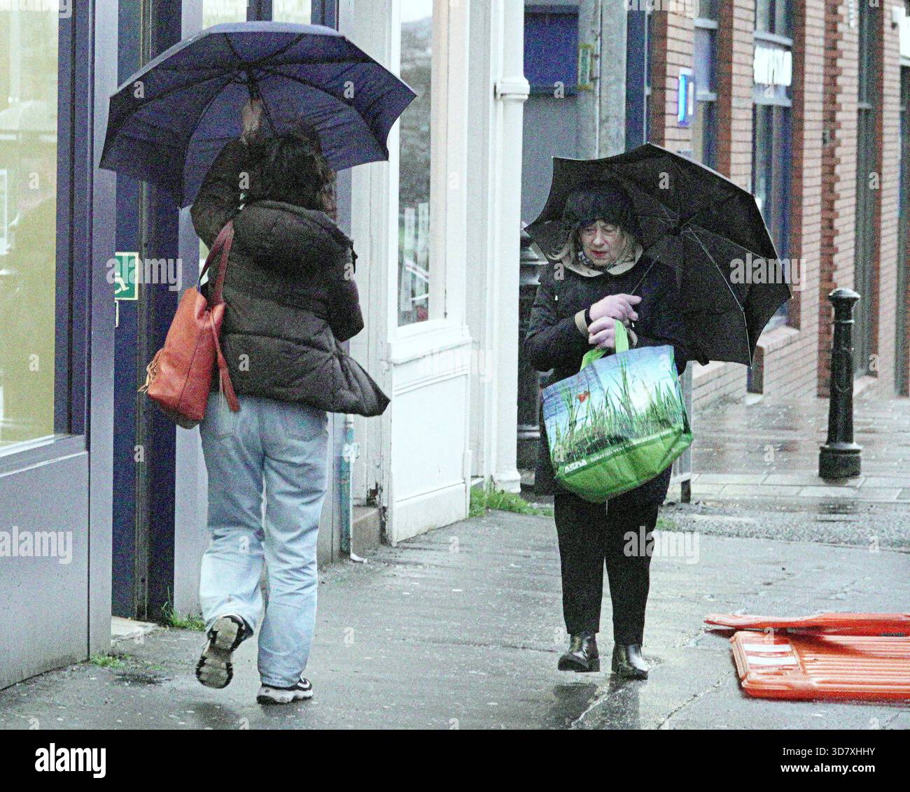 Glasgow, Écosse, Royaume-Uni. 27 novembre 2025. Météo Royaume-Uni : humide et venteux dans la ville avec une visibilité limitée. Crédit Gerard Ferry/Alamy Live News Banque D'Images