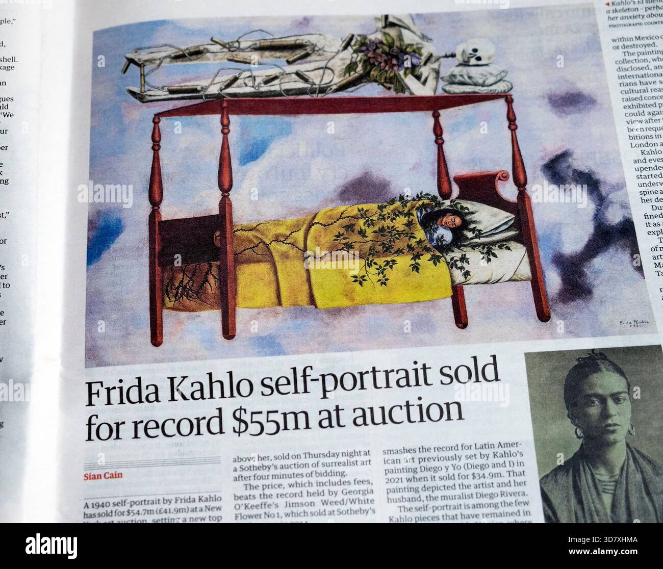 Artiste mexicaine peignant 'Frida Kahlo autoportrait vendu pour un record de 55 millions de dollars aux enchères (Sotheby's art)' titre du journal Guardian novembre 2025 Banque D'Images