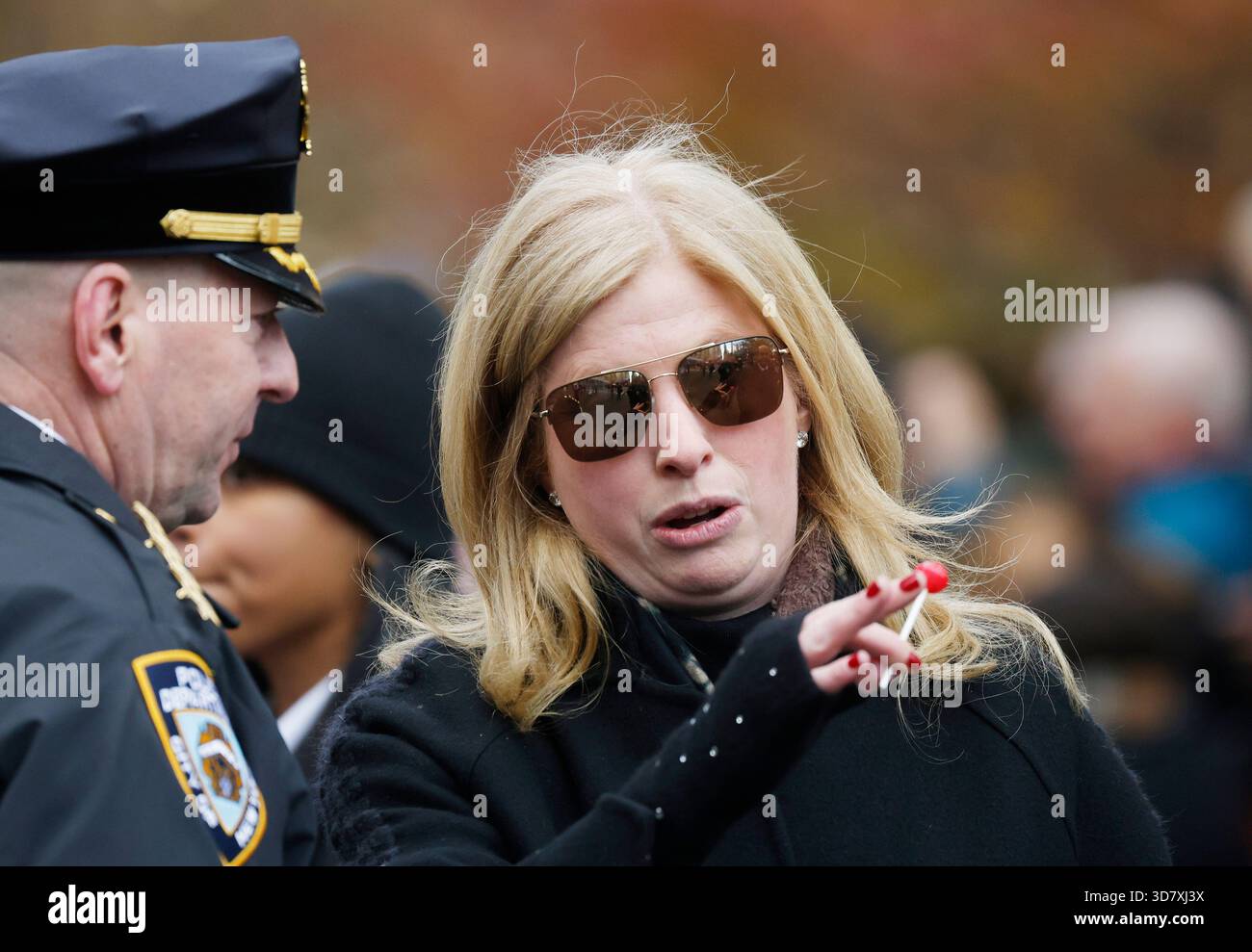New York, États-Unis. 27 novembre 2025. La commissaire de police de New York, Jessica Tisch, s'entretient avec un officier lors de la 99e parade annuelle du jour de Thanksgiving de Macy à New York le jeudi 27 novembre 2025. Photo de John Angelillo/UPI crédit : UPI/Alamy Live News Banque D'Images