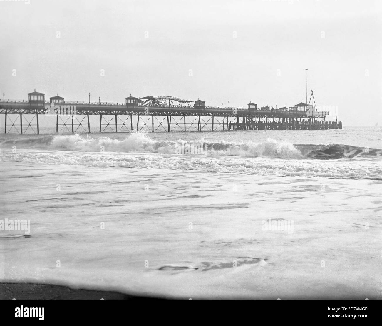 Quai avec squelette de baleine, c1900 (Boscombe Pier, Boscombe Spa, Bournemouth, Dorset), 1900. informations supplémentaires : au cours de la froide nuit d'hiver du mardi 5 janvier 1897, un navire marchand passant a heurté une malheureuse baleine bleue juste au large des côtes sablonneuses de Bournemouth. Au cours des deux jours suivants, les marées descendantes amenèrent la créature à se reposer sur la plage à l'est de Boscombe Pier. Long de 70 pieds et pesant plus de 40 tonnes, l'animal attira rapidement une foule excitée. Les garde-côtes, agissant en tant qu'agent de sa Majesté’s Receiver of Wrecks, l'ont vendu aux enchères à un homme local pour £27 qui le souhaitait Banque D'Images