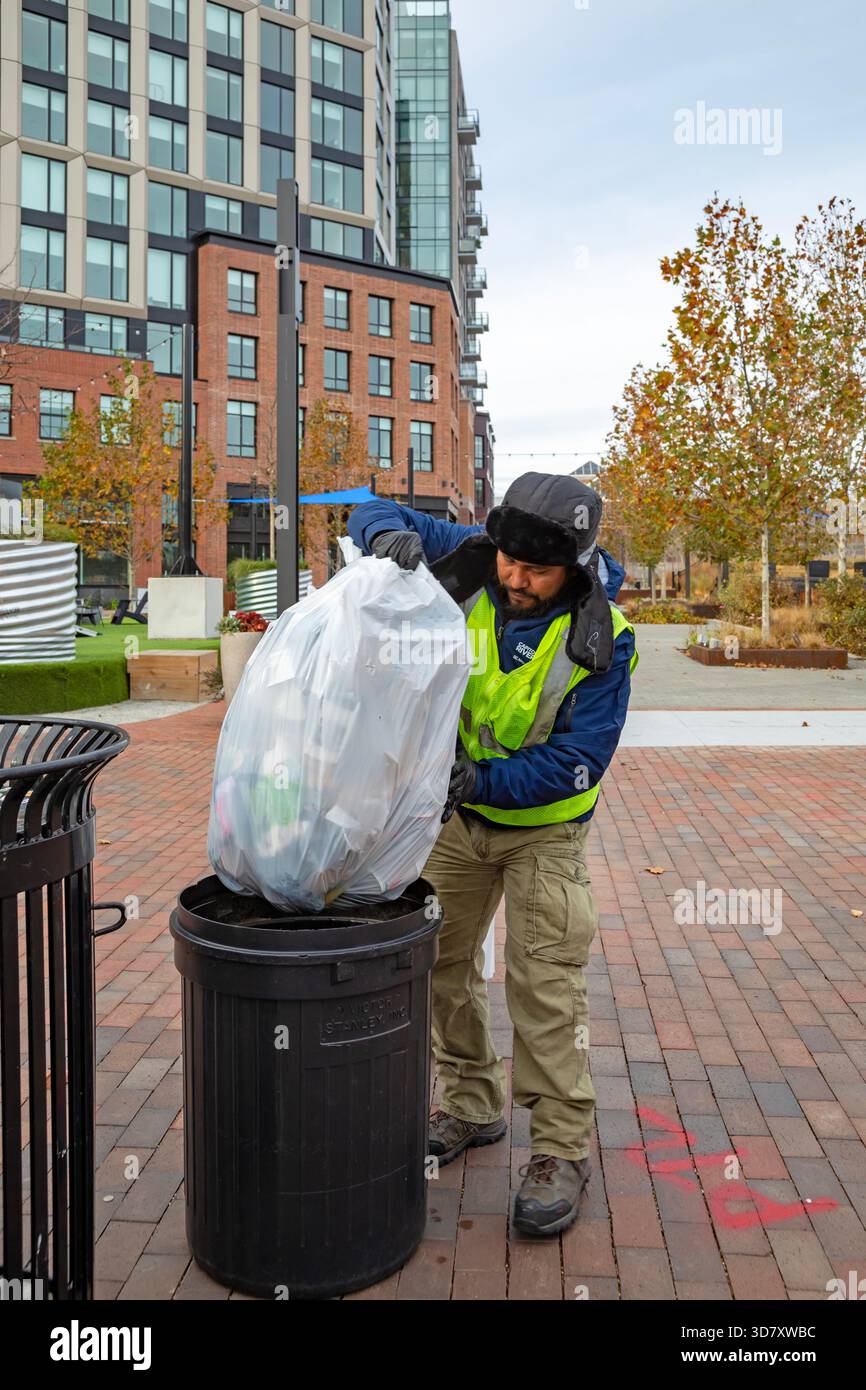 Washington, DC, États-Unis. 27 novembre 2025. Le jour de Thanksgiving, un travailleur hispanique ramasse les ordures. Il travaille pour le Capitol Riverfront Business Improvement District. Crédit : Jim West/Alamy Live News Banque D'Images