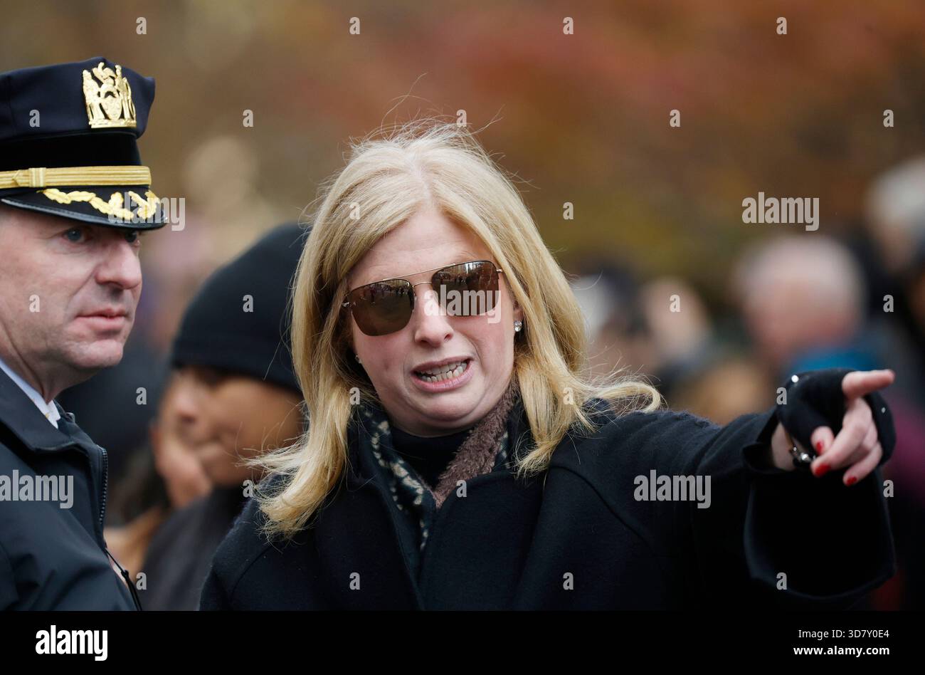 New York, États-Unis. 27 novembre 2025. La commissaire de police de New York, Jessica Tisch, s'entretient avec un officier lors de la 99e parade annuelle du jour de Thanksgiving de Macy à New York le jeudi 27 novembre 2025. Photo de John Angelillo/UPI crédit : UPI/Alamy Live News Banque D'Images