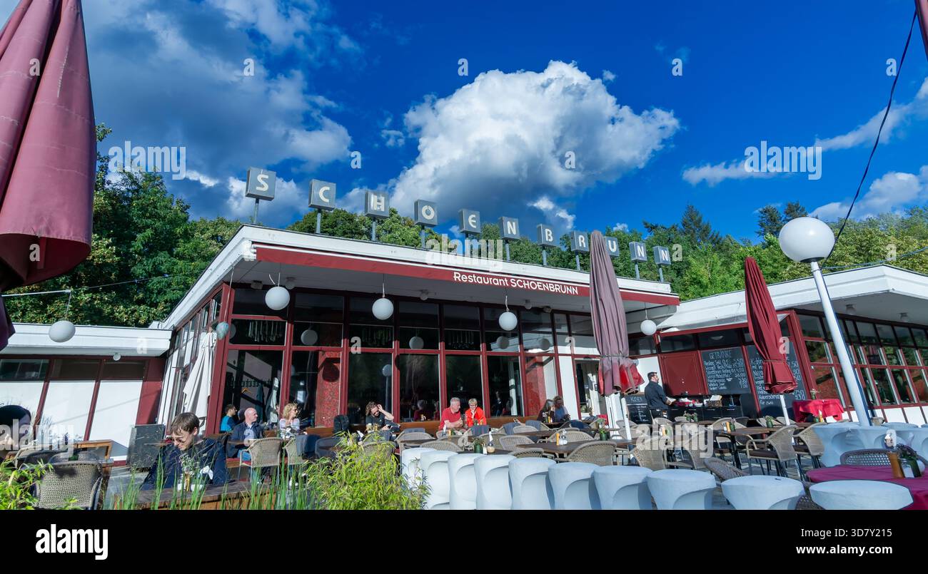 Vue extérieure sur le restaurant Schoenbrunn avec sa terrasse et son café en plein air à Volkspark Friedrichshain, Berlin. Banque D'Images