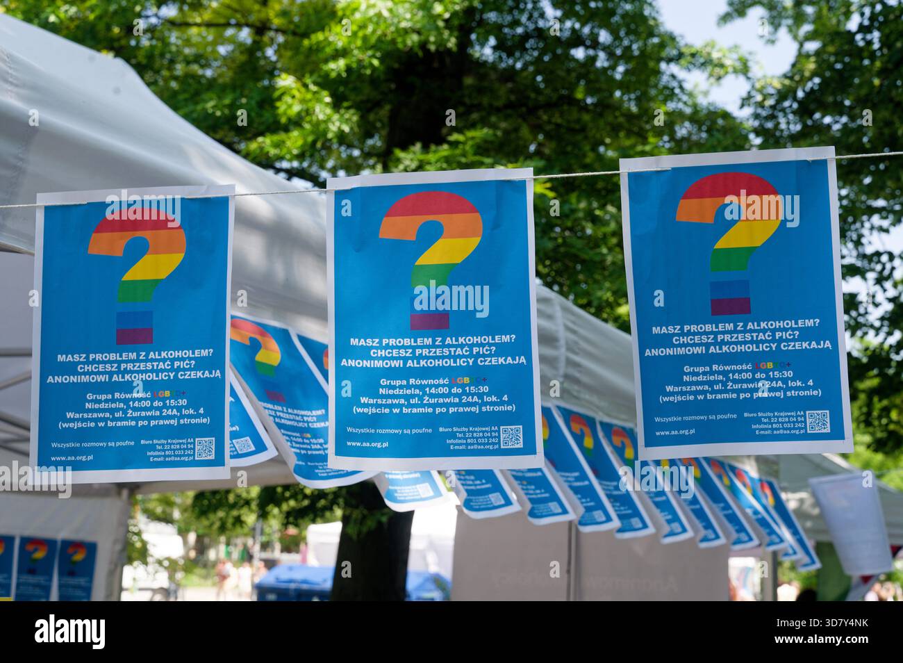 Rangée d'affiches annonçant les réunions de groupes de soutien à l'alcool, chacune avec un symbole de point d'interrogation couleur arc-en-ciel. Banque D'Images