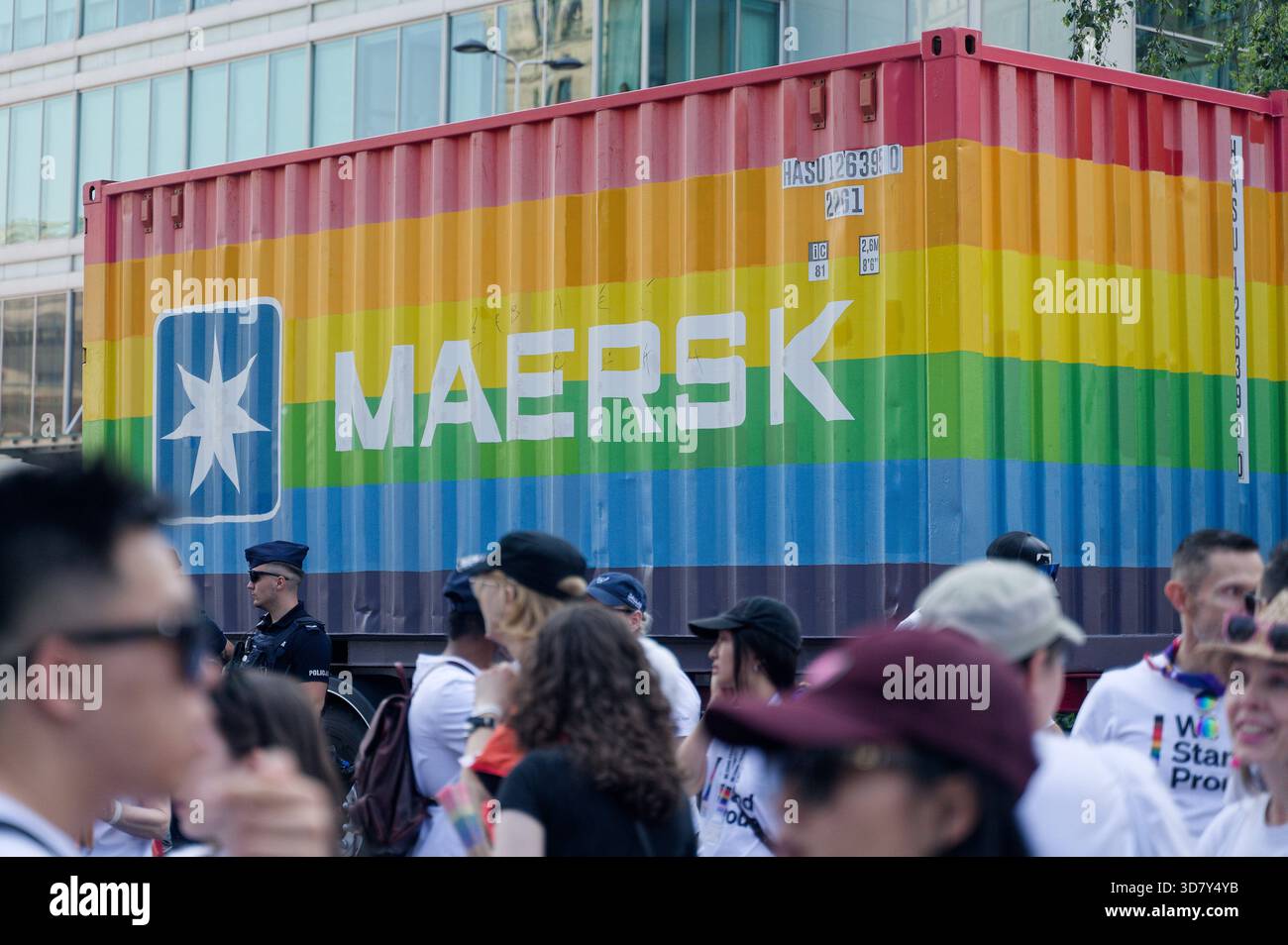 Conteneur maritime Maersk peint avec les couleurs de l'arc-en-ciel lors de Varsovie Pride (Parada Równości). Banque D'Images