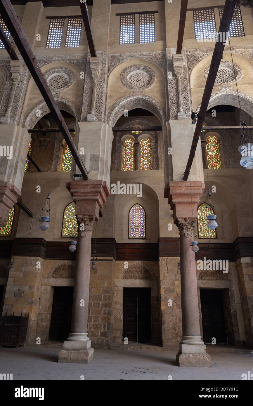 Les vitraux et les stucs complexes travaillent dans le qibla (principal) iwan du complexe Qalawun dans le Caire historique, en Égypte. Banque D'Images