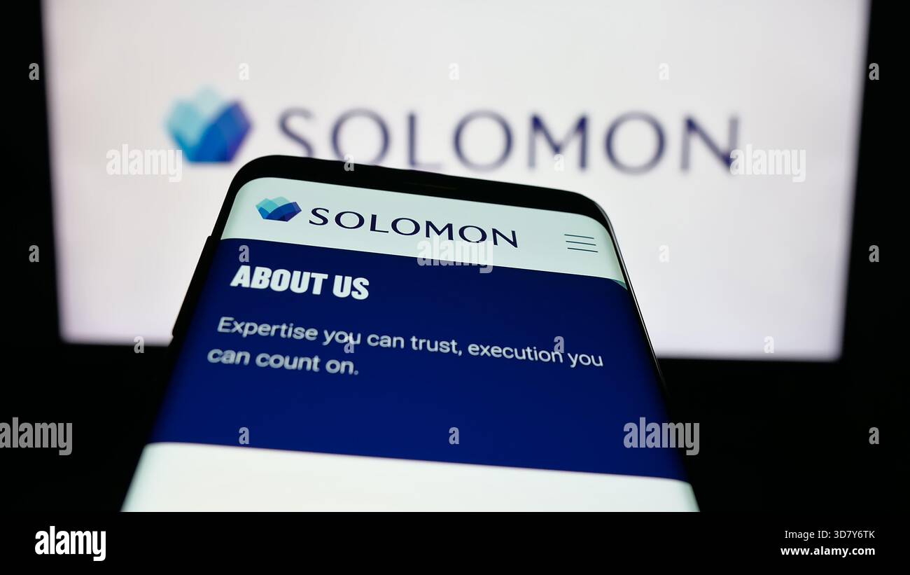 Stuttgart, Allemagne - 11-19-2025 : téléphone portable avec le site de la banque d'investissement américaine Solomon Partners L.P. sur l'écran devant le logo. Banque D'Images