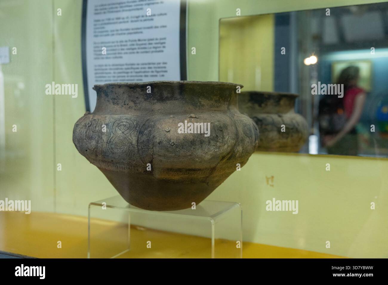 Une urne funéraire en faïence exposée au Musée Franconie à Cayenne, en Guyane française, un département de France sur la côte nord-est de l'Amérique du Sud. Banque D'Images