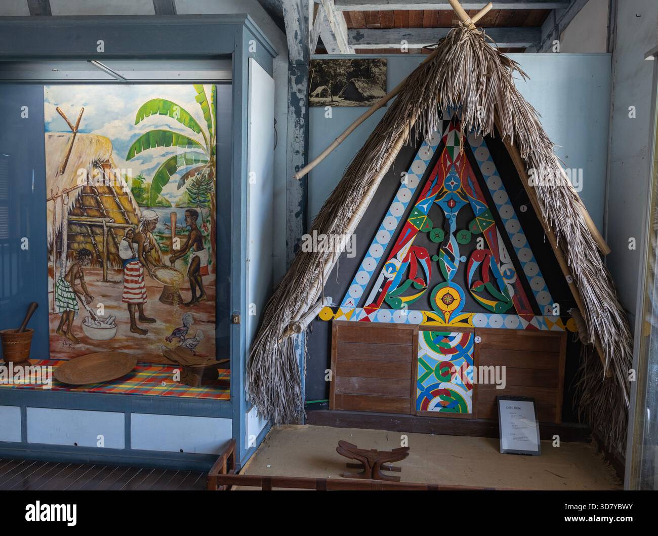 Une cabane Boni aux couleurs vives exposée au Musée Franconie à Cayenne, la ville principale de la Guyane française, un département de France en Amérique du Sud. Banque D'Images