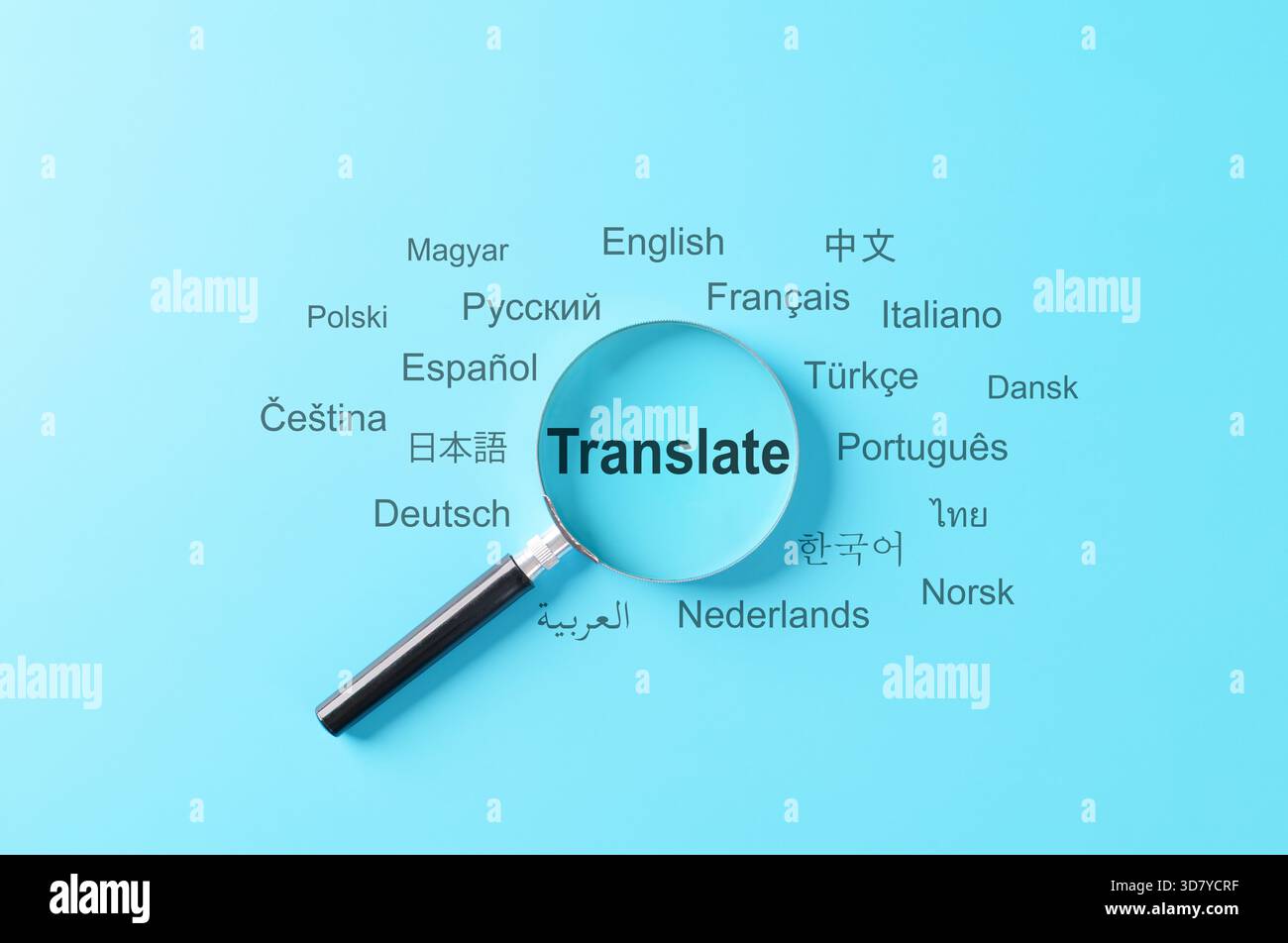 Concept de traduction et de communication multilingue. Une loupe qui met l'accent sur le mot « traduire » entouré de plusieurs langues internationales, Banque D'Images
