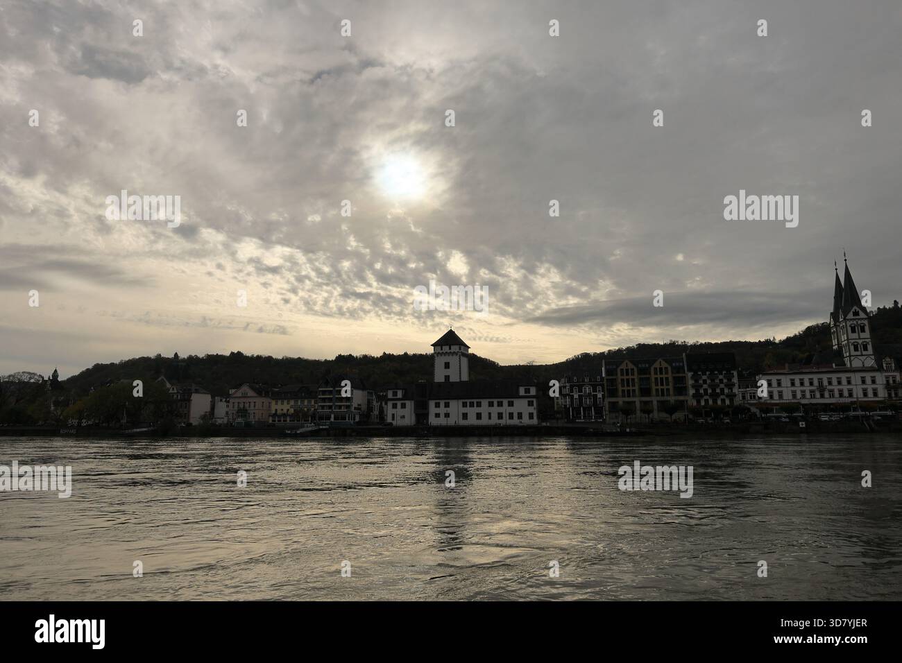 Le soleil est derrière un nuage au-dessus de Boppard. Banque D'Images