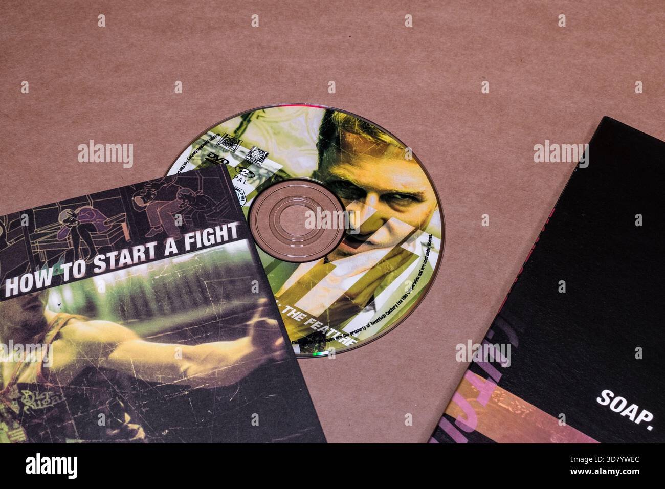 Film « Fight Club » ; édition DVD ; disque ; livret avec texte visible : « Comment commencer un combat » ; isolé sur fond clair, plan incliné Banque D'Images
