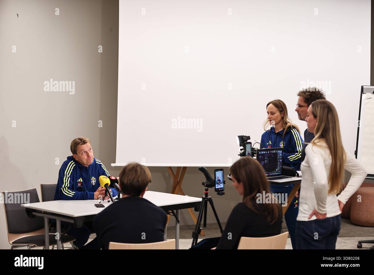 Mutigny, France. 27 novembre 2025. MUTIGNY, FRANCE 20251127Le capitaine de l'équipe nationale de Suède Tony Gustavsson lors d'une conférence de presse à l'hôtel Loisium Wine & Spa à Mutigny, en France, en prévision du match de Ligue nationale de demain entre la France et la Suède. Photo : Caisa Rasmussen/TT/Code 12150 *** L'image est incluse dans le FORFAIT SPORT. Pour les autres PAIEMENT IMAGE*** ce texte est traduit automatiquement crédit : TT News Agency/Alamy Live News Banque D'Images