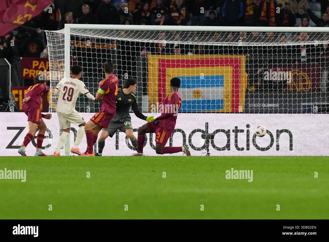 Rome, Italie. 27 novembre 2025. Paulo Victor da Silva Paulinho de Midtjylland marque le but de 2-1 lors du match de football de l'UEFA Europa League 2025/2026 entre L'AS Roma et le FC Midtjylland au Stadio Olimpico à Rome (Italie), le 27 novembre 2025. Crédit : Insidefoto/Alamy Live News Banque D'Images