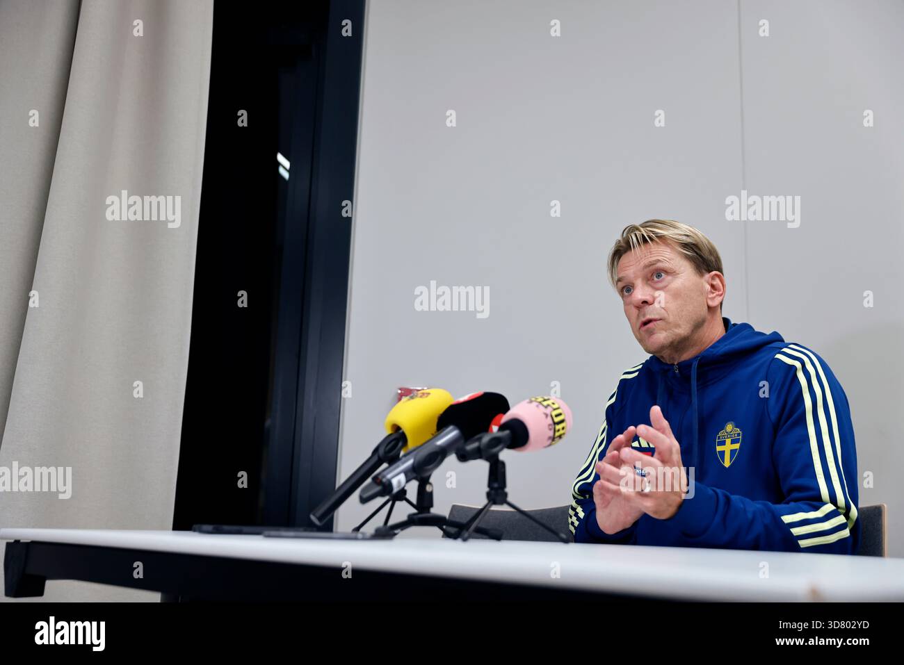Mutigny, France. 27 novembre 2025. MUTIGNY, FRANCE 20251127Le capitaine de l'équipe nationale de Suède Tony Gustavsson lors d'une conférence de presse à l'hôtel Loisium Wine & Spa à Mutigny, en France, en prévision du match de Ligue nationale de demain entre la France et la Suède. Photo : Caisa Rasmussen/TT/Code 12150 *** L'image est incluse dans le FORFAIT SPORT. Pour les autres PAIEMENT IMAGE*** ce texte est traduit automatiquement crédit : TT News Agency/Alamy Live News Banque D'Images