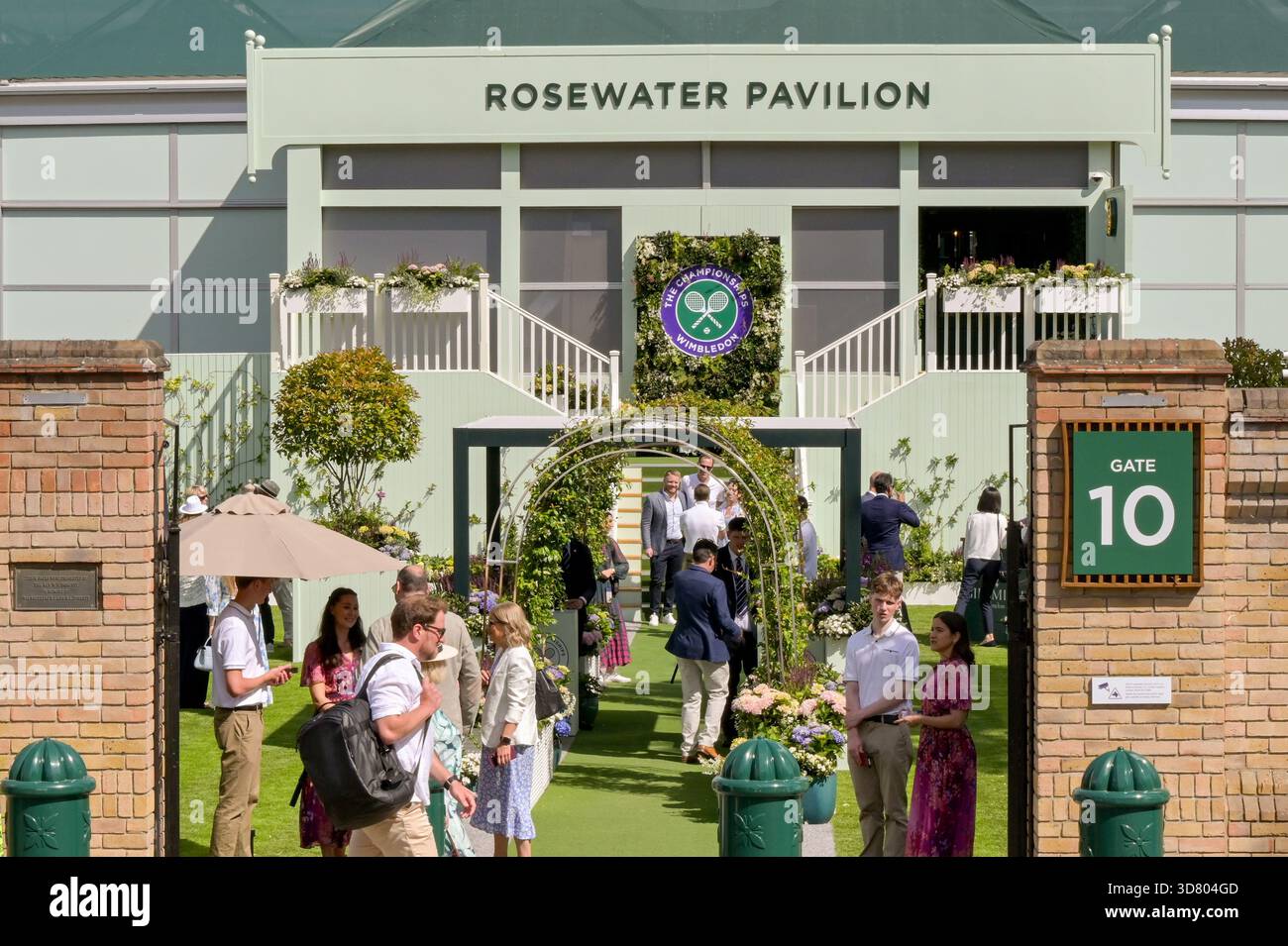 Londres, Angleterre, Royaume-Uni - 4 juillet 2025 : les fans de tennis devant le pavillon Rosewater à la porte 10 à Wimbledon pour les Championnats de tennis sur gazon. Banque D'Images