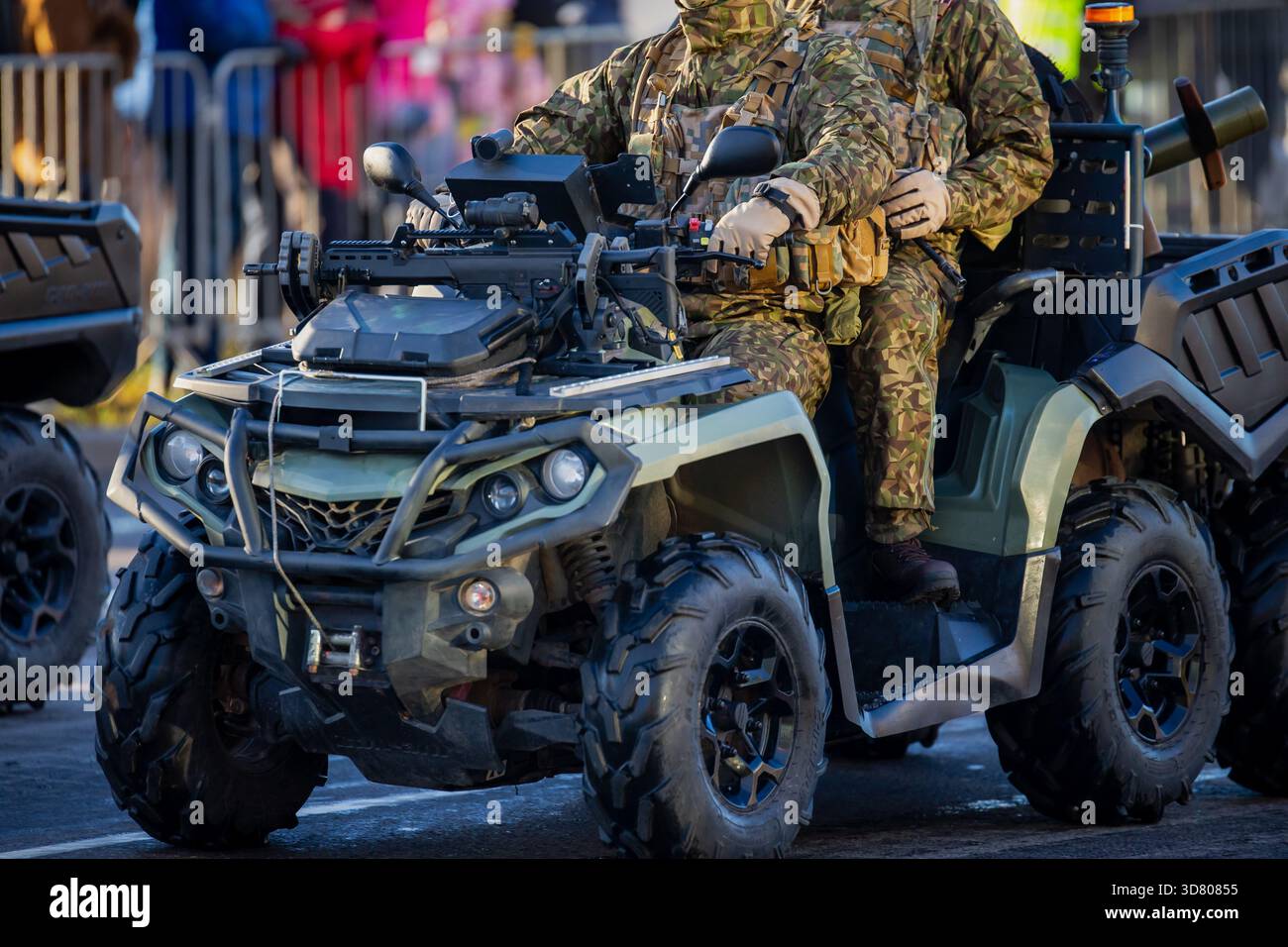 Armée du personnel de l’OTAN à bord d’un véhicule tout-terrain tactique, illustrant la flexibilité de la mobilité au sol, la préparation de la coalition et le renforcement du def géopolitique Banque D'Images
