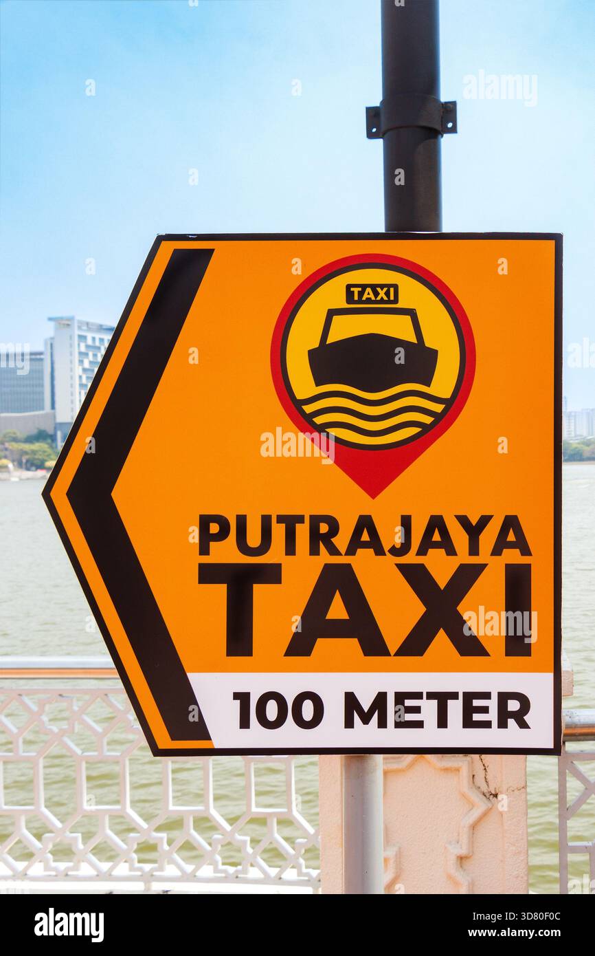 Panneau directionnel pour Putrajaya service de taxi d'eau monté sur un poteau près d'un front de mer avec des bâtiments modernes dans le fond kuala lumpur malaisie Banque D'Images
