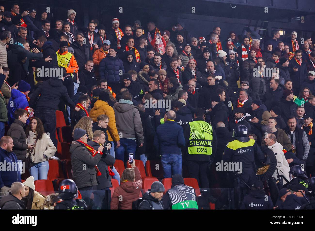 Deventer - émeutes dans les tribunes les supporters de Stuttgart dans la section domicile lors du cinquième match de l'UEFA Europa League 2025/2026. Le match se déroule entre Go Ahead Eagles et VfB Stuttgart à de Adelaarshorst le 27 novembre 2025 à Deventer, aux pays-Bas. (VK Sportphoto/Raymond Smit) Banque D'Images