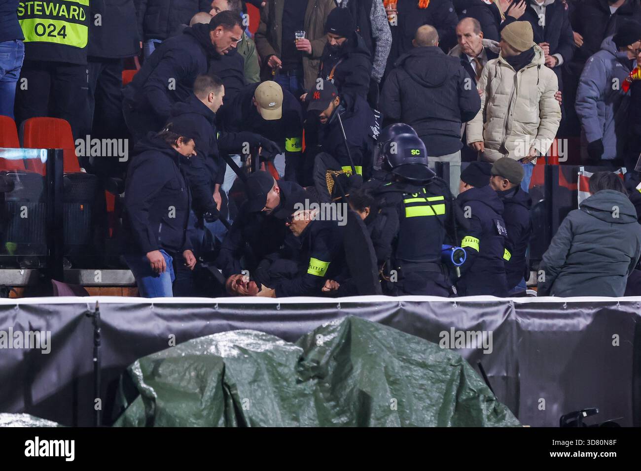 Deventer - émeutes dans les tribunes les supporters de Stuttgart dans la section domicile lors du cinquième match de l'UEFA Europa League 2025/2026. Le match se déroule entre Go Ahead Eagles et VfB Stuttgart à de Adelaarshorst le 27 novembre 2025 à Deventer, aux pays-Bas. (VK Sportphoto/Raymond Smit) Banque D'Images