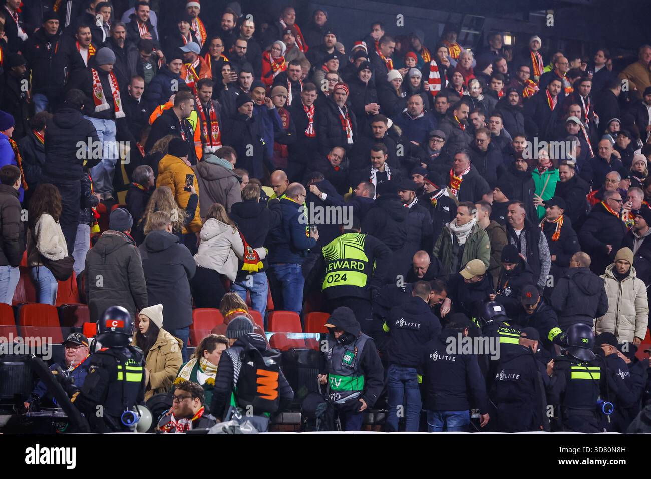 Deventer - émeutes dans les tribunes les supporters de Stuttgart dans la section domicile lors du cinquième match de l'UEFA Europa League 2025/2026. Le match se déroule entre Go Ahead Eagles et VfB Stuttgart à de Adelaarshorst le 27 novembre 2025 à Deventer, aux pays-Bas. (VK Sportphoto/Raymond Smit) Banque D'Images