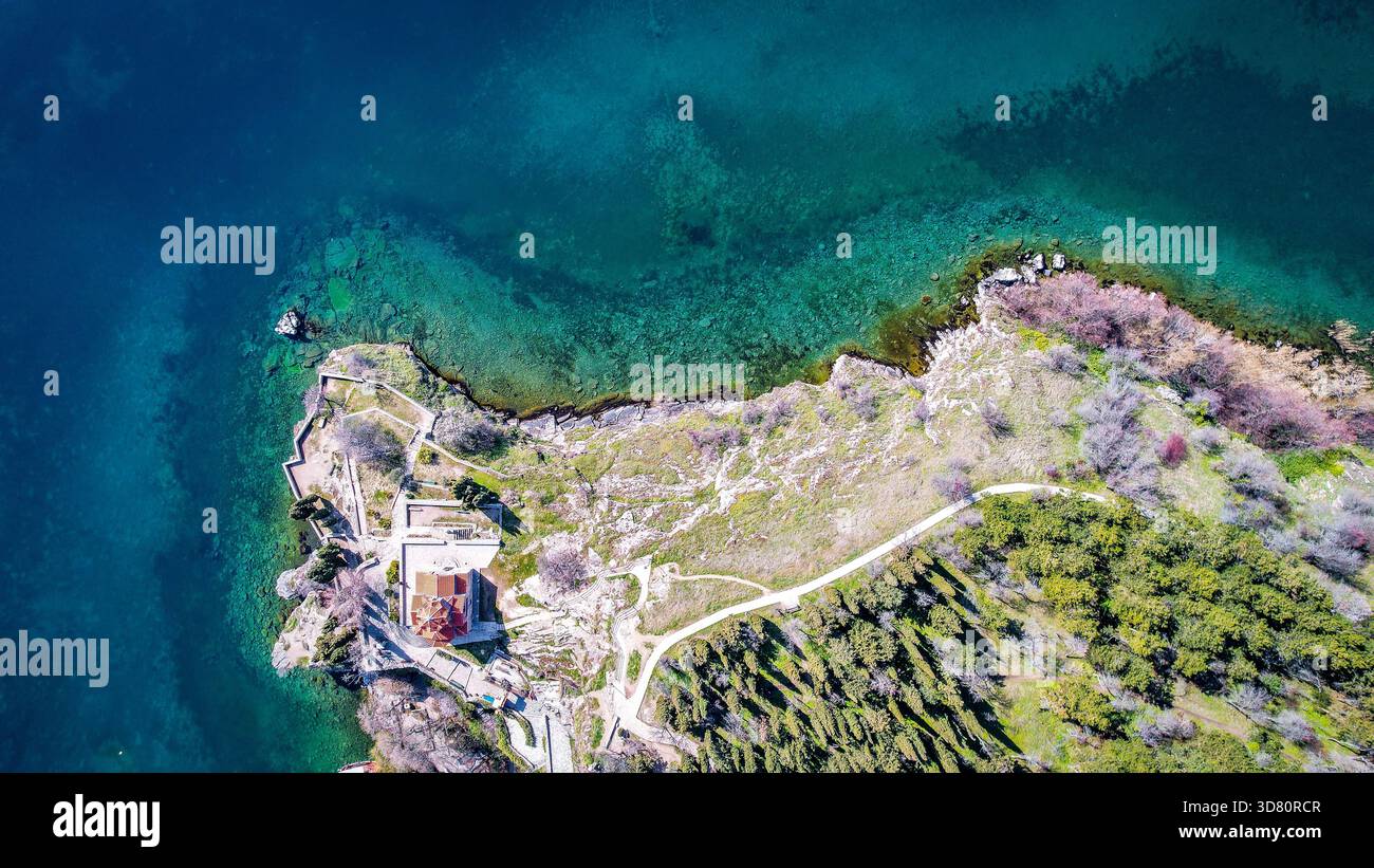 Drone vue de haut en bas de l'église Saint John Kaneo et des falaises environnantes sur le lac Ohrid, Macédoine du Nord. Banque D'Images
