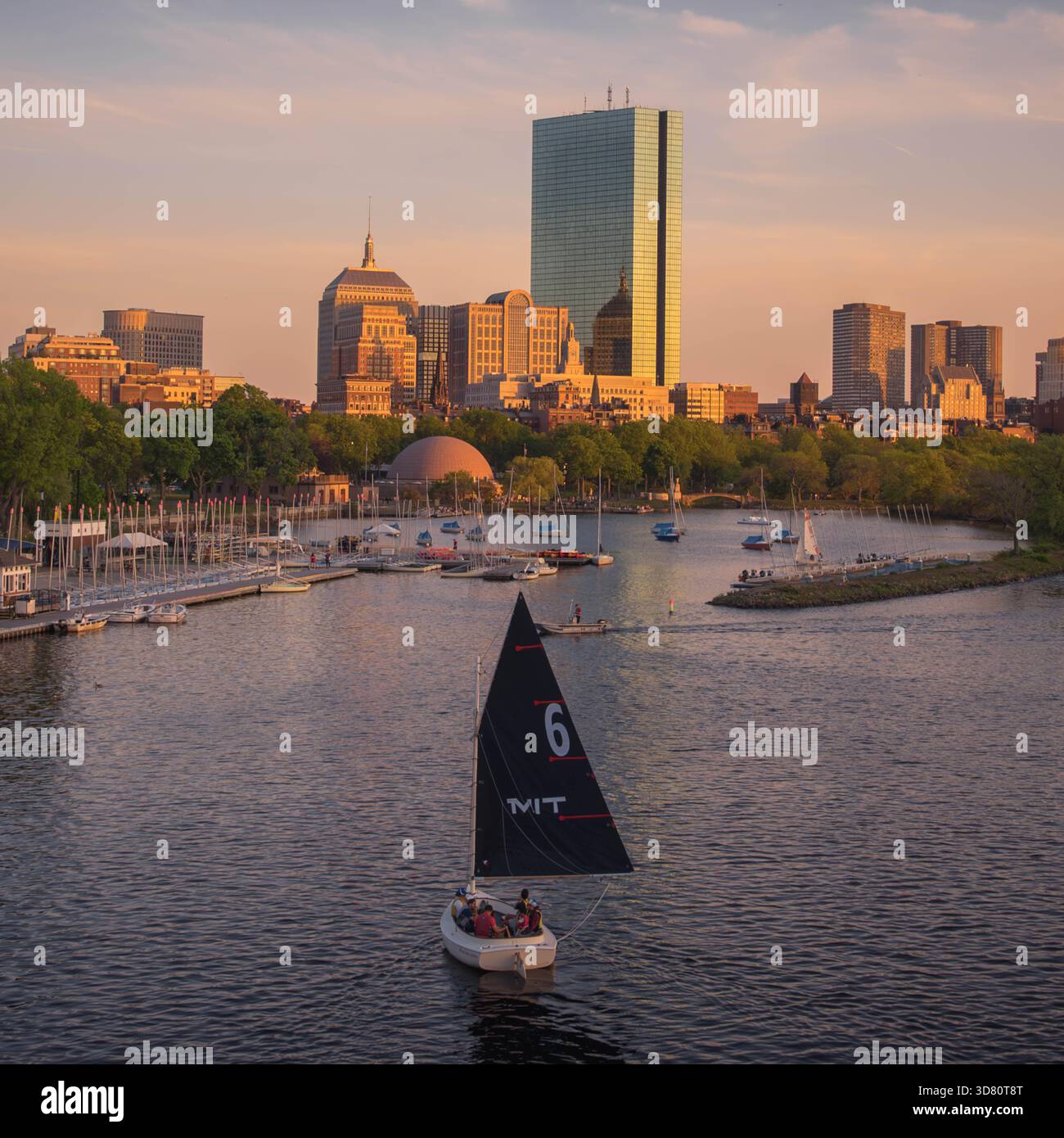 Bateau à voile sur la rivière Charles avec la tour John Hancock et la skyline de Boston au coucher du soleil, Massachusetts, États-Unis. Banque D'Images